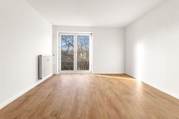 Heller Raum mit hochwertigem Parkettboden