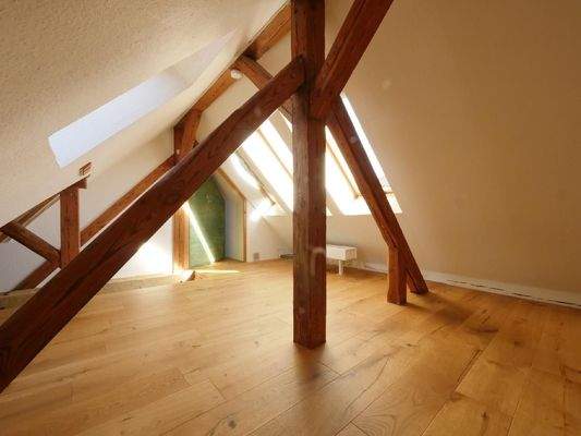  Sichtbare Balken im SPITZBODEN-ZIMMER