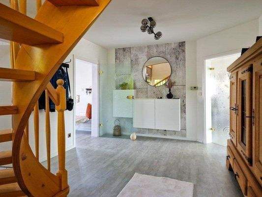 große Diele mit Massivholztreppe ins OG