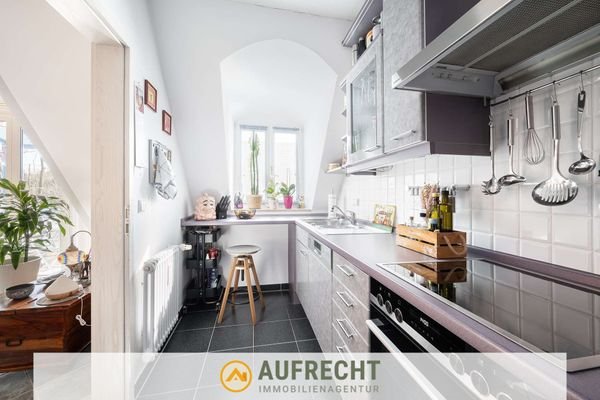 gepflegte, helle Einbauküche