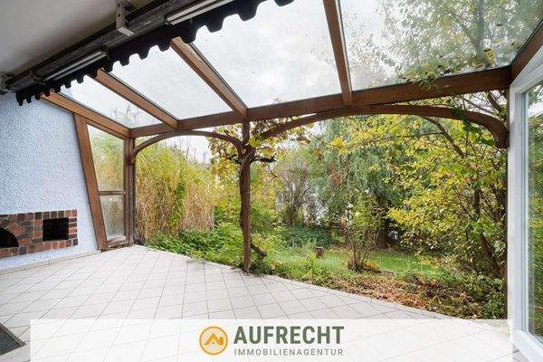 Überdachte Terrasse mit Blick in den Garten 