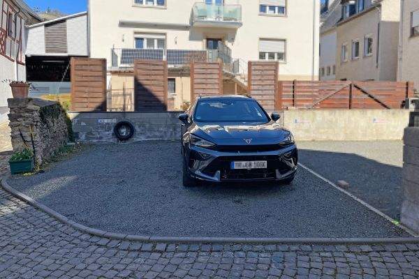 Zwei Parkplätze zugehörig