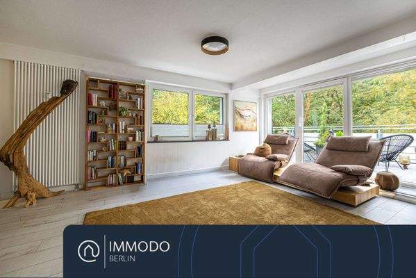 Heller Wohnbereich mit gemütlicher Relaxzone und Zugang zur Terrasse