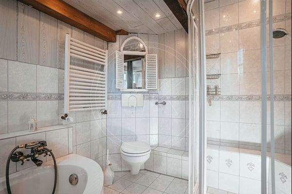 ... mit Badewanne und Dusche 