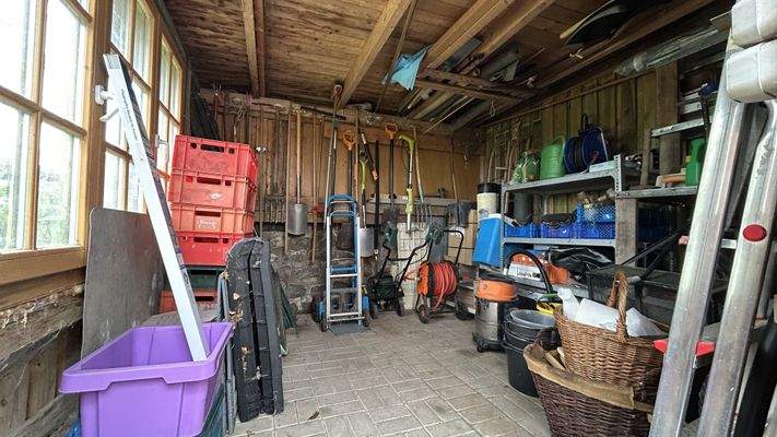 Holzschuppen am Carport