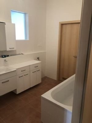 großzügiges Bad mit Wanne