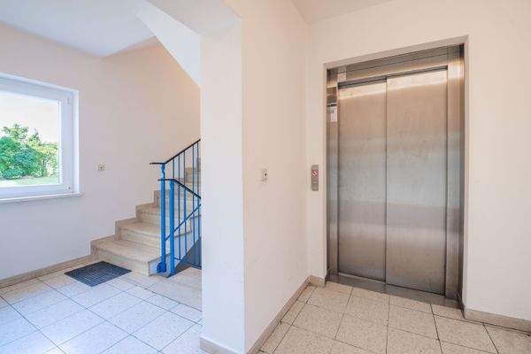 Treppenhaus und Aufzug