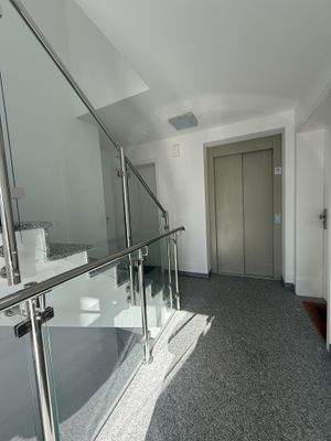 Treppenhaus mit Fahrstuhl