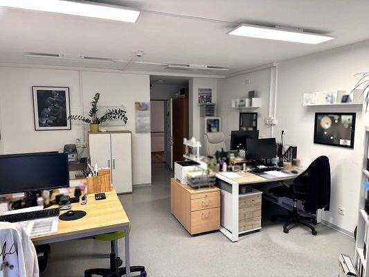 Wohn-/ Schlafzimmer (derzeit als Büro genutzt)