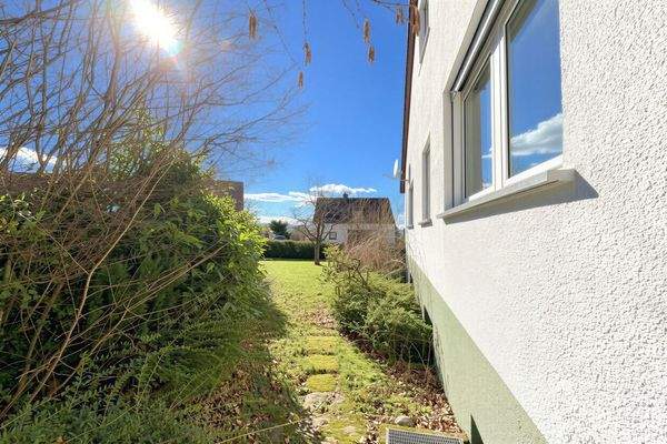 seitlicher Weg zur Rückseite des Gebäudes