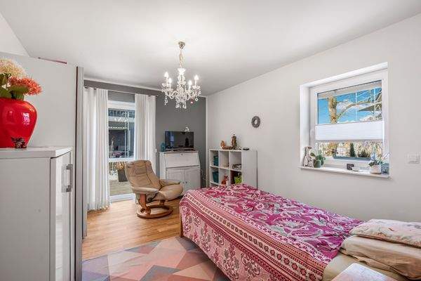 Schlafzimmer I im Erdgeschoss mit Zugang zur Außenterrasse