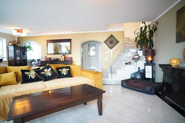 Wohnzimmer mit Blick zum Esszimmer und Kmit Klimaa