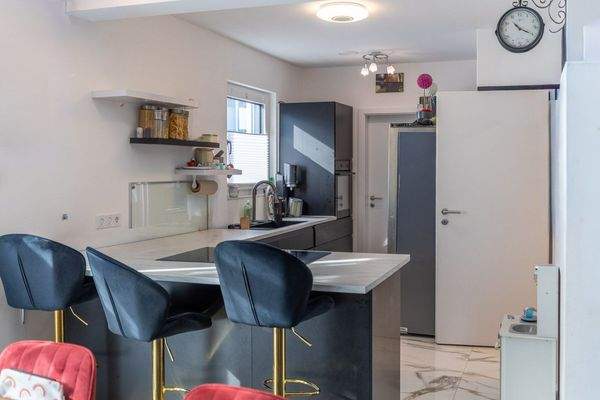 Neues und Nachhaltiges Einfamilienhaus mit geschmackvoller Ausstattung im Neubaugebiet.