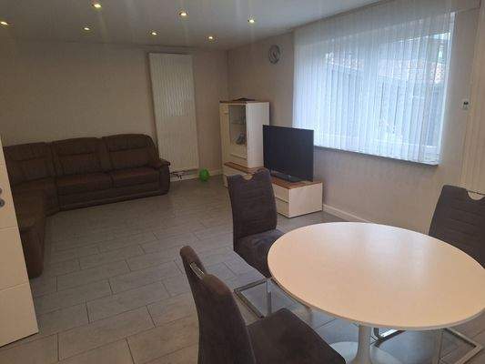 geräumiges Wohnzimmer