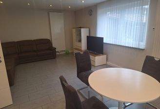 geräumiges Wohnzimmer