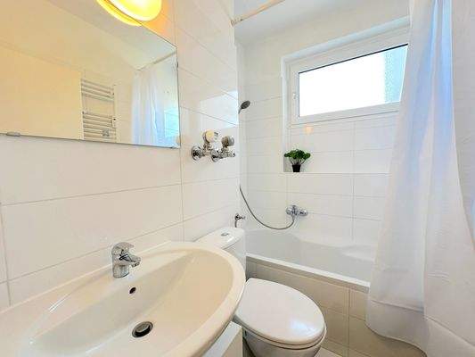 Helles Badezimmer mit Fenster