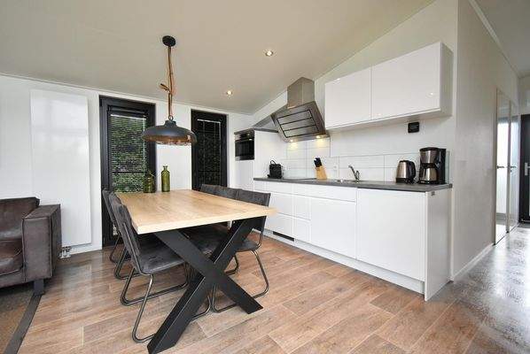 ferienhaus-kaufen-herkingen-moderne-kueche-kochinsel-2025.webp001