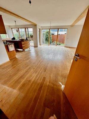 Wohnzimmer mit offener Küche