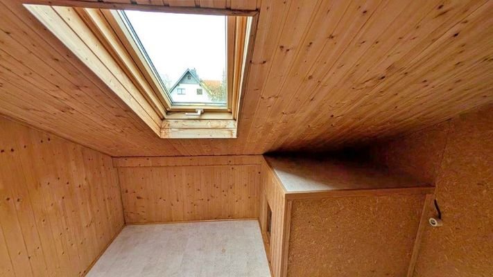 Zimmer 3 Dachgeschoss klein (evtl. Schrank)