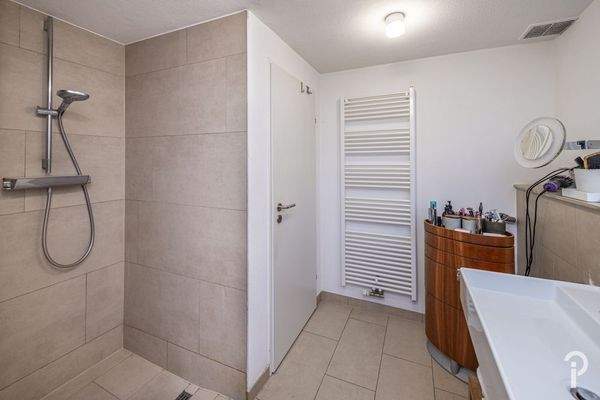 Bad mit Badewanne und Dusche