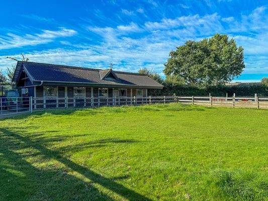 Freistehender Pferdestall