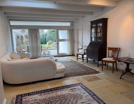 Wohnzimmer mit Zugang zur Terrasse