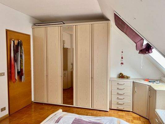 Charmante 3-Zimmer-Dachgeschosswohnung mit Terrasse, Aussicht & Garage – Silandro mansarda con terrazza e garage – attic apartment with terrace, view & garage in central location.
