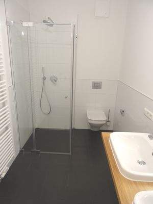 Bad mit Dusche und Wanne