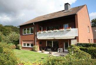 Hausansicht mit Garten