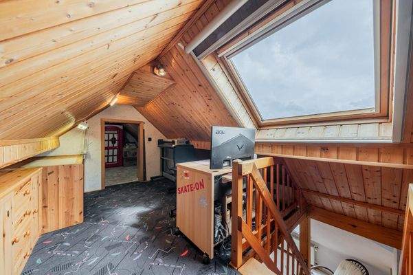 Links: Ausgebauter Spitzboden