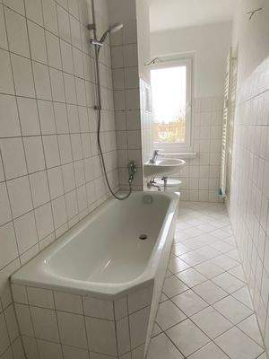 Bad mit Badewanne.jpeg