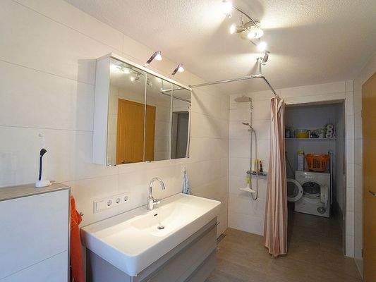 Duschbad mit Wirtschaftsbereich