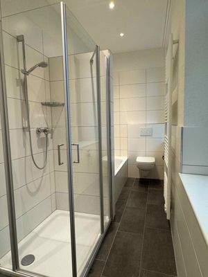 Tageslichtbad mit Dusche und Wanne