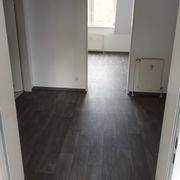 Heller Flur mit Holzboden