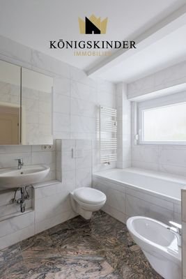 Bad mit Badewanne 1.OG und Bidet