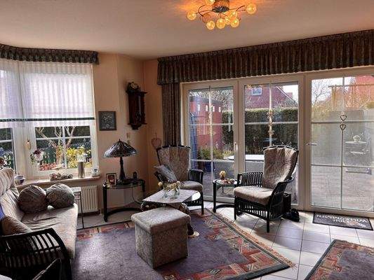 Wohnzimmer mit Zugang zur Terrasse EG