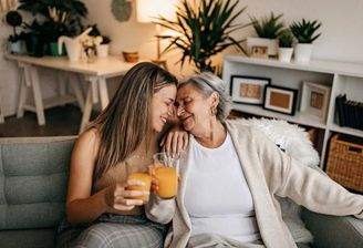 Oma und Enkelin
