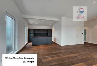 Gemütliche 2-Zimmer-Dachgeschosswohnung mit Tageslichtbad und shops Balkon!!