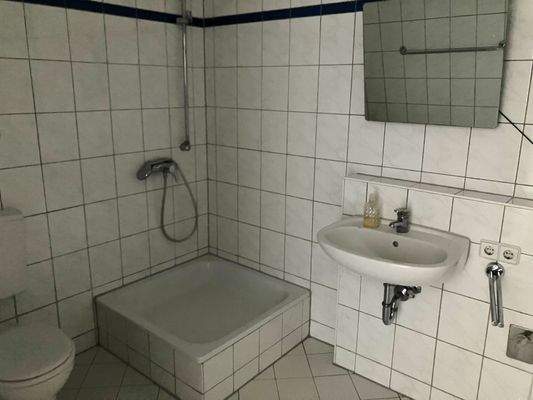 Badezimmer, weiß gefliest mit Dusche.jpg