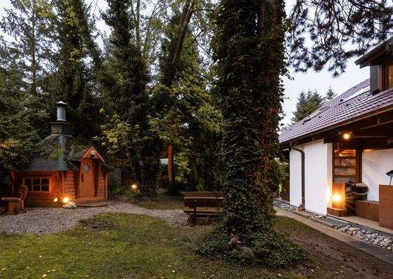 Außenbereich mit Grillhütte