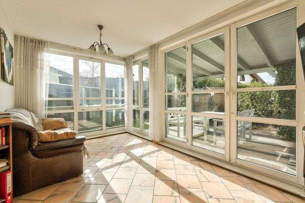 Lichtdurchfluteter Wohnbereich mit Panoramafenster