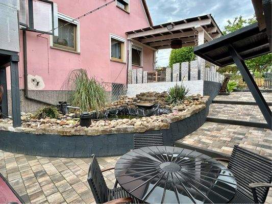 weitere Sitzgelegenheit mit Gartenteich