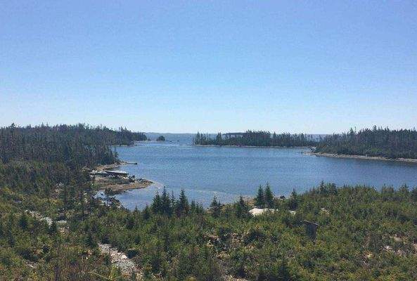 Blick auf Meeresbucht mit Zugang