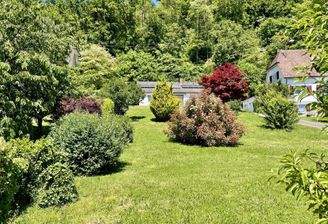 Zwei Häuser im Grünen