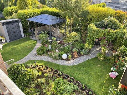 Garten mit Terrasse vom Balkon
