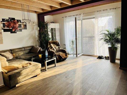 gemütlicher Wohnbereich mit Holzbalkendecken