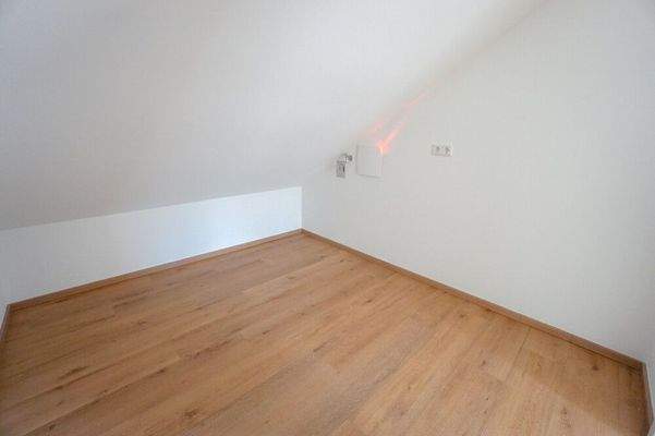 Hauswirtschaftsraum mit Waschmaschinenanschluss