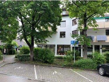 Außenansicht mit Parkplätzen