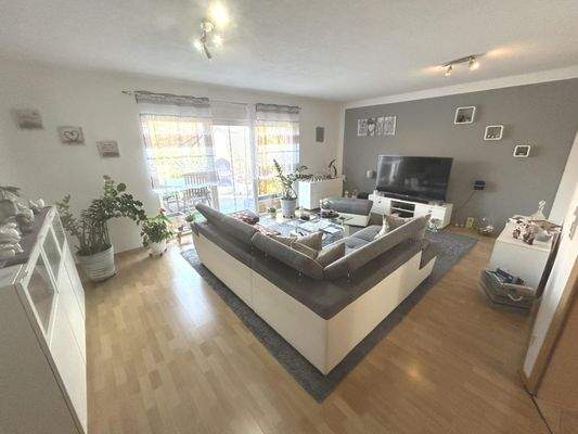 EG: Wohnzimmer mit Zugang Terrasse