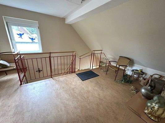 großer Vorraum im OG / könnte auch zum Büro werden